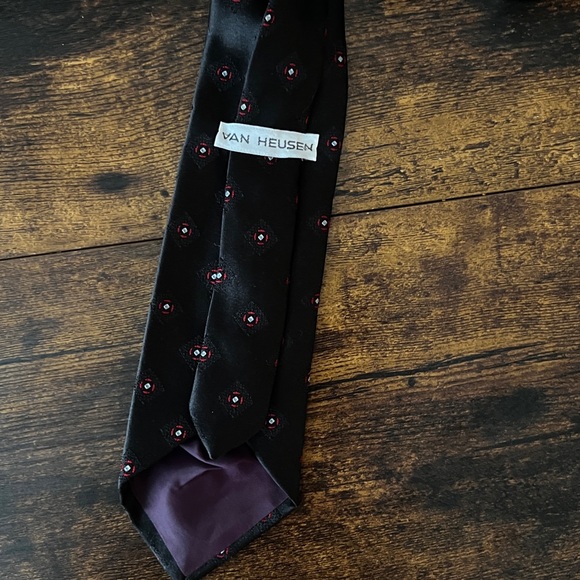 SOLD Van Heusen black skinny neck tie - Picture 3 of 3